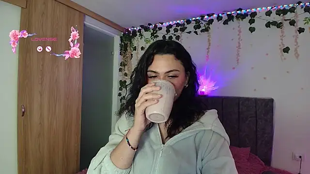 andraa_rossee live cam on StripChat