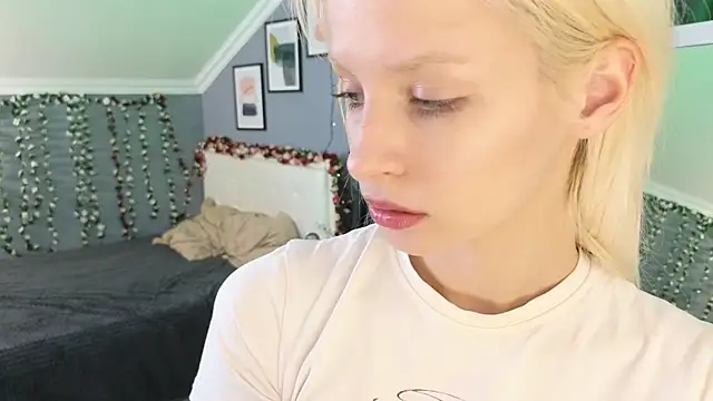 Naomi_Demio webcam