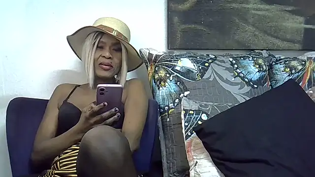 DivineEbonyGrace webcam