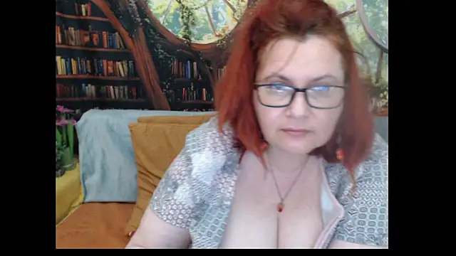 PlayfullMature live cam on StripChat