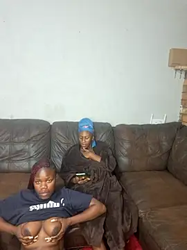 Littletee001 live cam on StripChat