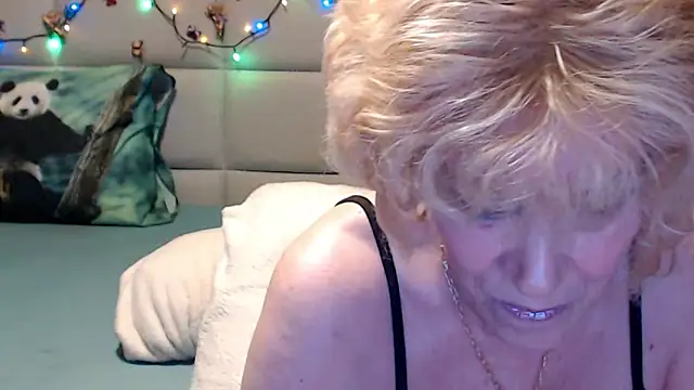 HappyWomanOn webcam