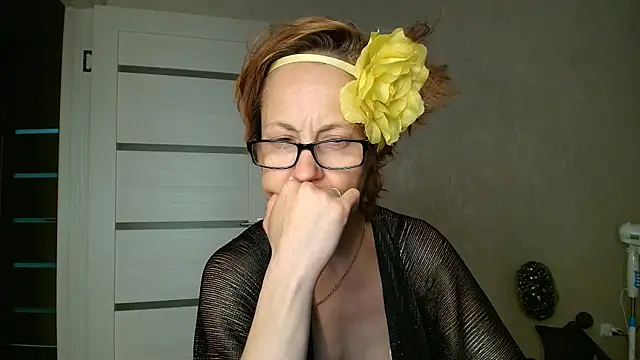 LioraWeiss live cam on StripChat