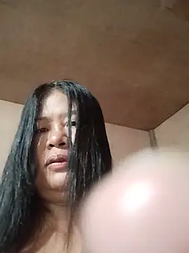 Lovelywoman43 live cam on StripChat
