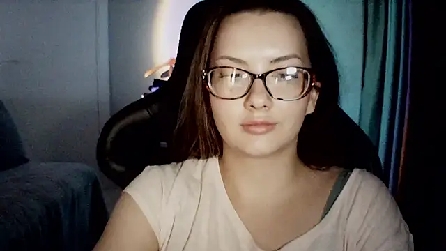MoodieMira live cam on StripChat