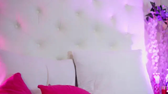 NadiaKeyss live cam on StripChat