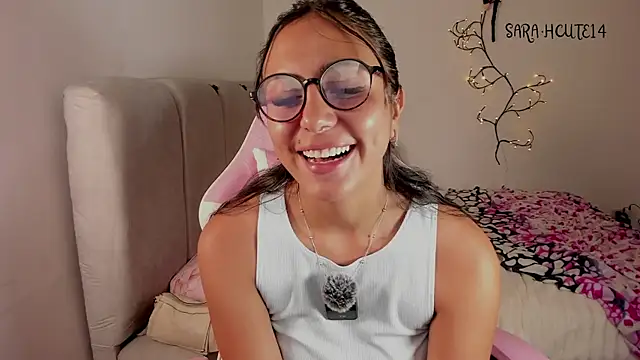 SarahCute14 live cam on StripChat