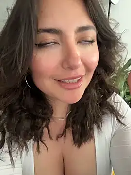 sukhakunis1 live cam on StripChat