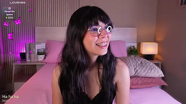 aprilqueenie live cam on StripChat
