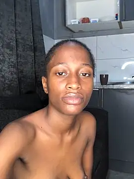 Caramel102004 live cam on StripChat