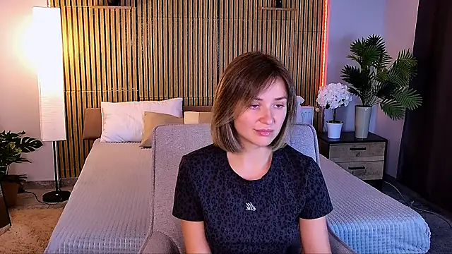 EmeraldGlow live cam on StripChat