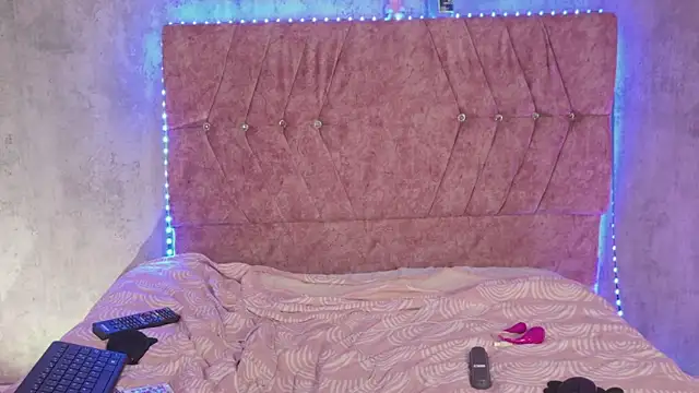 AlexaIvory live cam on StripChat