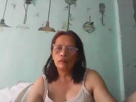 momshe2026 live cam on StripChat