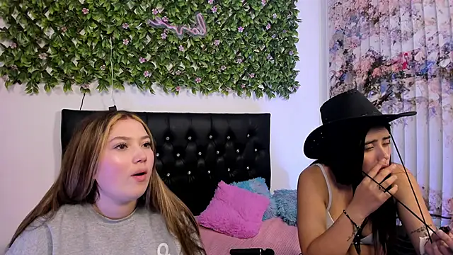 valeria_and_zoe webcam