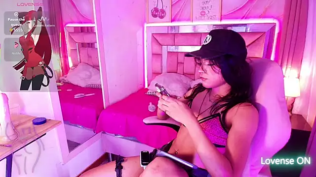 Hanna_Deluxe live cam on StripChat