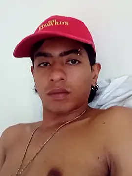 SkinniYamo live cam on StripChat