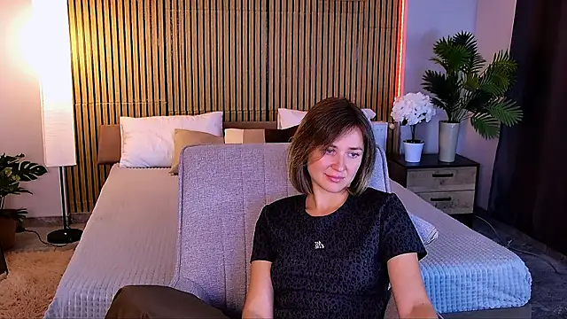 EmeraldGlow live cam on StripChat