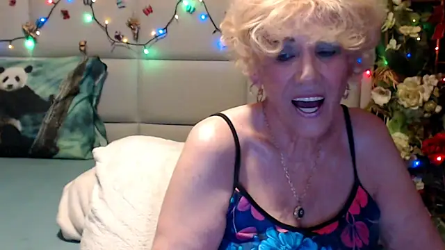 HappyWomanOn live cam on StripChat