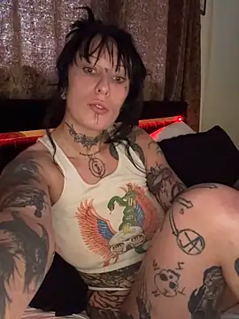 heavymetalvixen live cam on StripChat