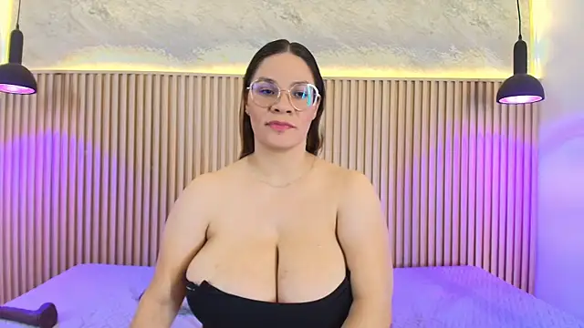 big_tits_in_your_face webcam