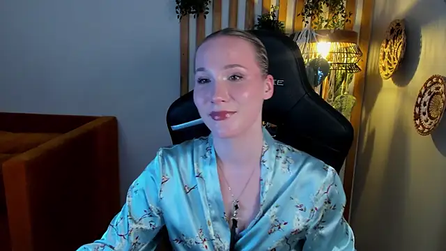 ElaraVoltage live cam on StripChat