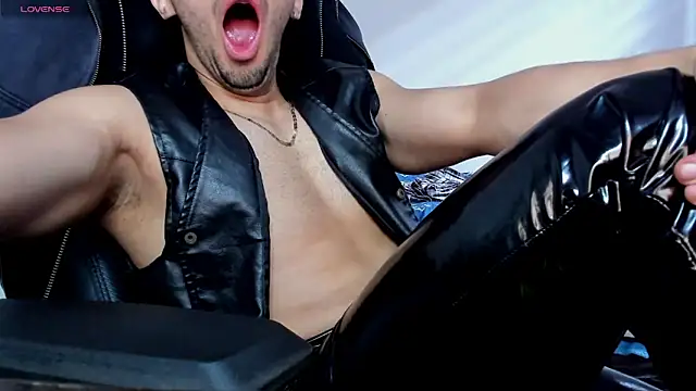 Tommy_Bred live cam on StripChat