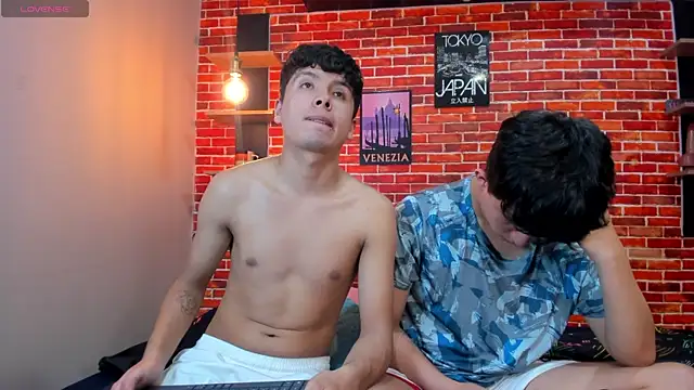 Hoot_boyss_ live cam on StripChat