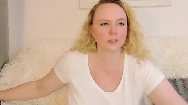 Sarah4you live cam on StripChat