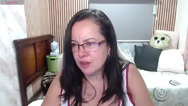 Sonialorens_ live cam on StripChat