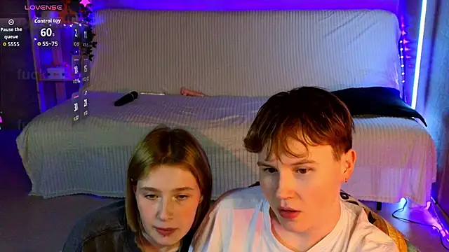 two_gerls_here
