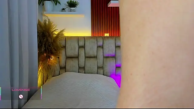 whitney_white_ live cam on StripChat