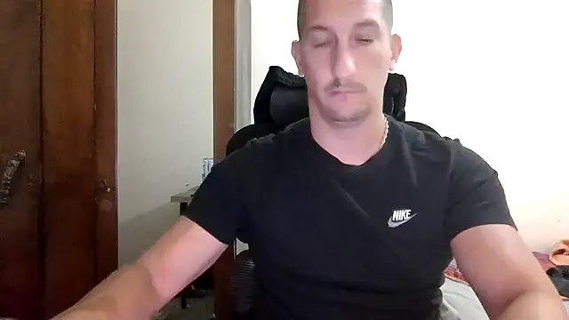 Daniiiel13 webcam