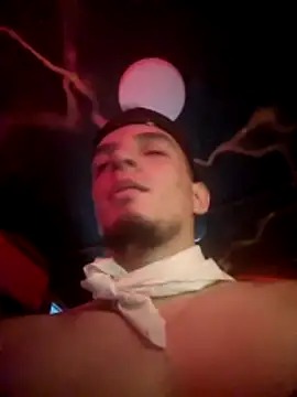 LeoBonucci2519 webcam