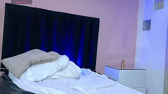 MILA_AND_COTI live cam on StripChat