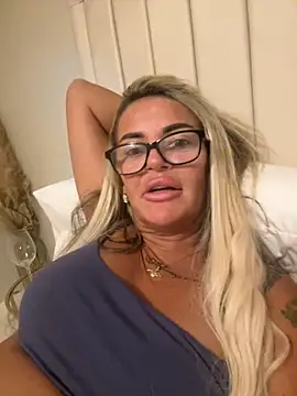 hotmilf66 live cam on StripChat