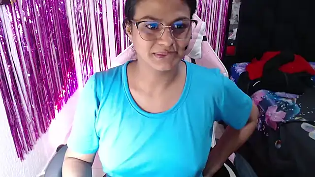 SweetAlmaa live cam on StripChat