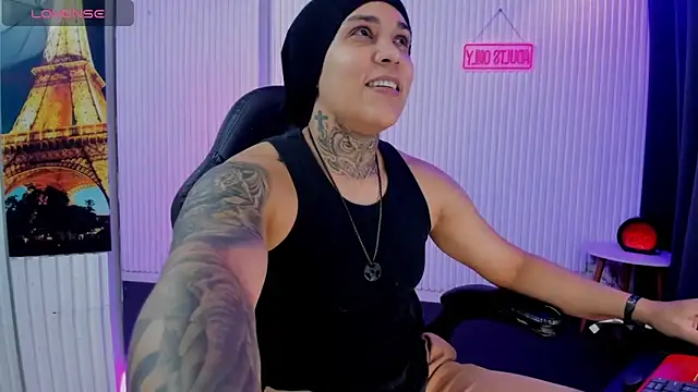 ZhoeStrong live cam on StripChat