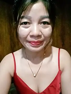 Yiyi102300 live cam on StripChat