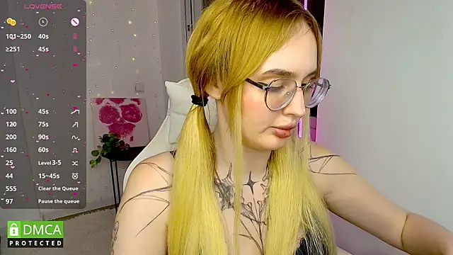 AdeLuna live cam on StripChat