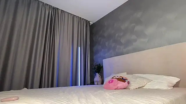 GlossyVixen live sex cam
