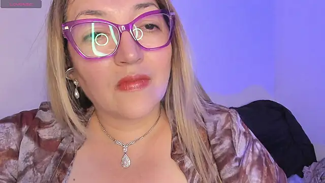 Naty_Mature_ live cam on StripChat