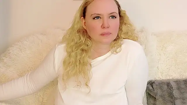 Sarah4you live cam on StripChat