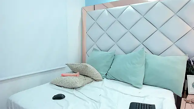crystalstonee live cam on StripChat