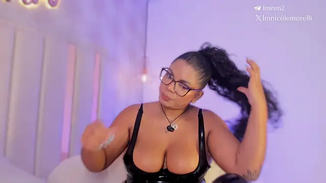 Nicolemorelli2 live cam on StripChat