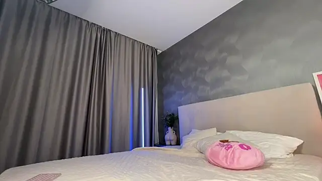 GlossyVixen webcam