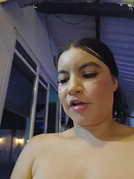 Pretty_Julieta live cam on StripChat