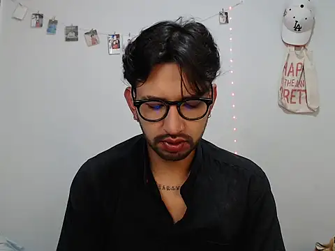 thomass1018 live cam on StripChat