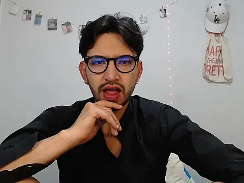 thomass1018 live cam on StripChat