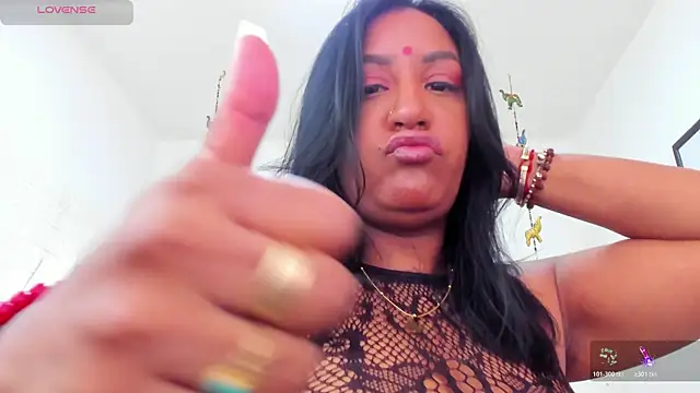 LadyNahir live cam on StripChat