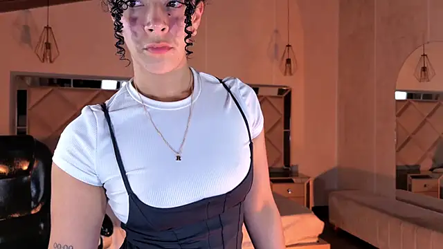 AlessaRomero live cam on StripChat